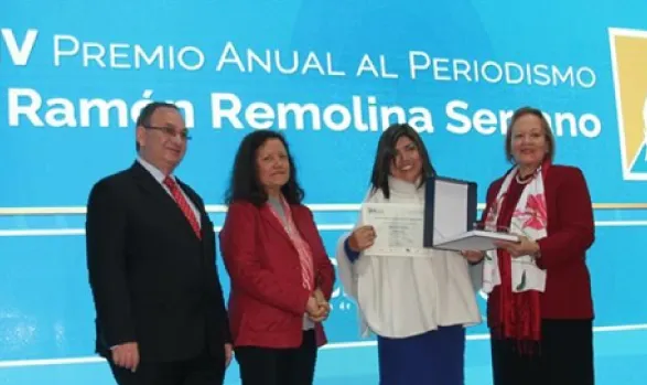 Aurelia Gavidia recibe un diploma en la entrega del V Premio Anual al Periodismo Ramón Remolina Serrano